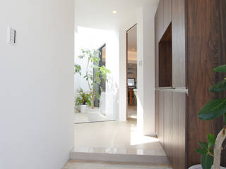 C-YOMITAN PJ.2018, Style Create Style Create Modern Corridor, Hallway and Staircase White