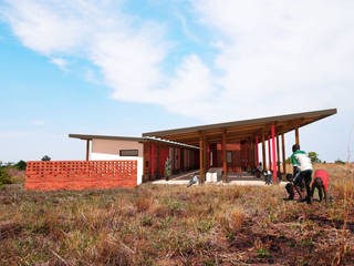 Uganda Rural Clinic, A4AC Architects A4AC Architects Ruang Komersial Batu Bata