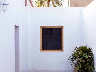Rehabilitación de una casa típica de la huerta mediterránea, ARREL arquitectura ARREL arquitectura 컨트리스타일 발코니, 베란다 & 테라스 화이트