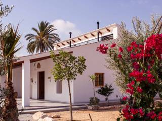 Rehabilitación de una casa típica de la huerta mediterránea, ARREL arquitectura ARREL arquitectura Nhà đồng quê White