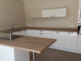 MOBILIARIO COCINA BLANCO CON ENCIMERA MADERA , CERAMIX HOME CERAMIX HOME Dapur Modern