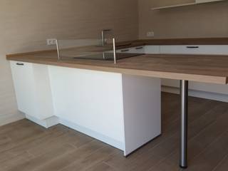 MOBILIARIO COCINA BLANCO CON ENCIMERA MADERA , CERAMIX HOME CERAMIX HOME مطبخ