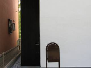 絵画アトリエを持つスキップフロアの家 OUCHi-03 さいたまの家, 石川淳建築設計事務所 石川淳建築設計事務所 Minimalistischer Flur, Diele & Treppenhaus Schwarz