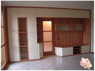Parete soggiorno con porta scorrevole integrata, CORDEL s.r.l. CORDEL s.r.l. Modern living room Wood Multicolored