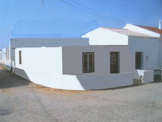 Casa algarvia, Rodrigo Roquette Rodrigo Roquette Built-in kitchens Stone White