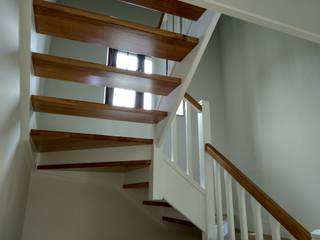 Escalera en madera de Roble, zancas lacadas con detalles Leds, Carpinteria Eguren SL Carpinteria Eguren SL درج