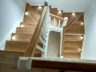 Escalera en madera de Roble, zancas lacadas con detalles Leds, Carpinteria Eguren SL Carpinteria Eguren SL Merdivenler Masif Ahşap Rengarenk