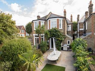 Exterior of this London home homify Detached home اینٹوں Garden,Patio,Garden table