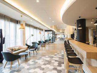 Lobby hotel Holiday Inn Roissy, lairial luminaires bordeaux lairial luminaires bordeaux Commercial spaces Wood Wood effect