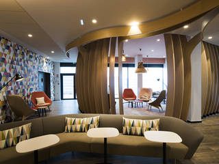 Lobby hotel Holiday Inn Roissy, lairial luminaires bordeaux lairial luminaires bordeaux Ruang Komersial Kayu Wood effect