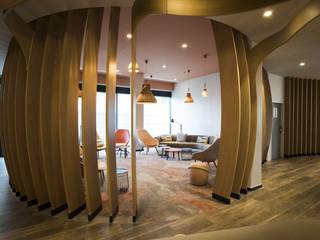 Lobby hotel Holiday Inn Roissy, lairial luminaires bordeaux lairial luminaires bordeaux Commercial spaces Wood Wood effect