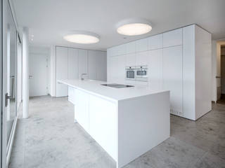 Küche mit Morseschrift, Schmid Schreinerei GmbH & Co. KG Schmid Schreinerei GmbH & Co. KG Built-in kitchens لکڑی Wood effect