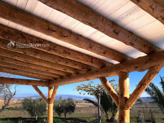 Pérgola natural para vivienda rural sostenible, NavarrOlivier NavarrOlivier Balcones y terrazas rústicos Madera Acabado en madera