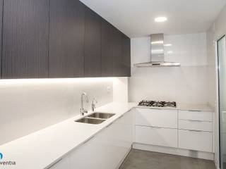 Reforma integral en calle Cartagena de Barcelona, Grupo Inventia Grupo Inventia Built-in kitchens Wood-Plastic Composite