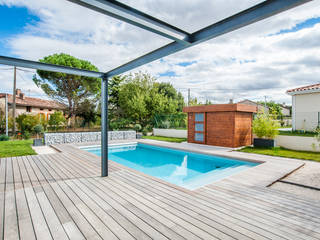 Terrasse de piscine, Menuiserie Mostini Menuiserie Mostini Moderner Balkon, Veranda & Terrasse