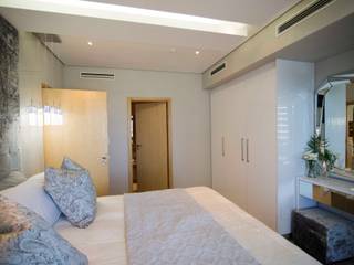 White Modern 3 Bedroom Apartment, Adore Design Adore Design Cuartos de estilo minimalista