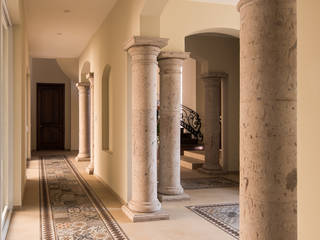 RESIDENCIA AMANECER, Orlando Quiñones Orlando Quiñones Classic style corridor, hallway and stairs اینٹوں Beige