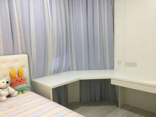 REVAMPED GIRL'S ROOM, FINE ART LIVING PTE LTD FINE ART LIVING PTE LTD Modern study/office Wood-Plastic Composite