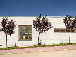 CENTRO DE DIA Y HOGAR DE ANCIANOS DE BLANCAFORT, GUILLEM CARRERA arquitecte GUILLEM CARRERA arquitecte Maisons modernes