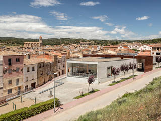 CENTRO DE DIA Y HOGAR DE ANCIANOS DE BLANCAFORT, GUILLEM CARRERA arquitecte GUILLEM CARRERA arquitecte منازل