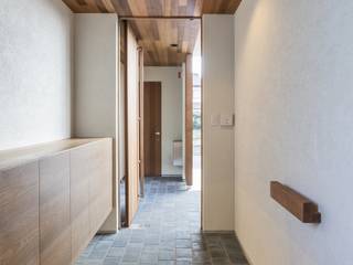 井ノ口の家, WORKS WISE WORKS WISE Modern corridor, hallway & stairs