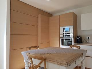 CUCINA MODERNA: ROVERE E LACCATO BIANCO, ARREDAMENTI PIVA ARREDAMENTI PIVA Modern style kitchen Wood Wood effect