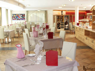 Una sala da pranzo tra le Dolomiti, Arredamenti Brigadoi Arredamenti Brigadoi Rustic style dining room Wood Wood effect