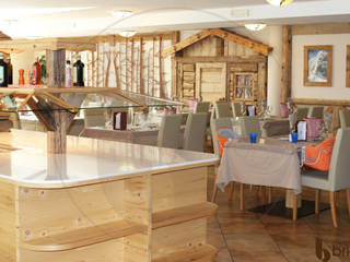 Una sala da pranzo tra le Dolomiti, Arredamenti Brigadoi Arredamenti Brigadoi ห้องทานข้าว ไม้ Wood effect