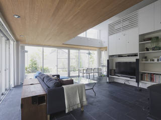 ミドセンチュリーテイスト 居間がテラスと一体化して繋がる成城の住まい, JWA，Jun Watanabe & Associates JWA，Jun Watanabe & Associates Modern Living Room