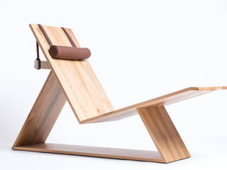 Chloe Chair, Minimal Studio Minimal Studio ВітальняДивани та крісла Дерево