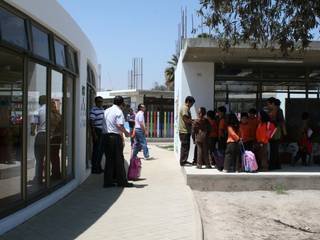 COLEGIO AZAPA VALLEY SCHOOL-ARICA, AOG AOG Modern Study Room and Home Office Concrete White