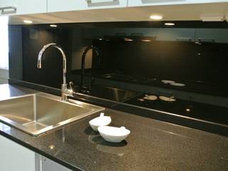 REVAMPED KITCHEN 2, FINE ART LIVING PTE LTD FINE ART LIVING PTE LTD مطبخ الخشب البلاستيك المركب