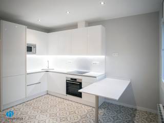 Reforma integral de vivienda en calle València , Grupo Inventia Grupo Inventia Built-in kitchens Wood-Plastic Composite