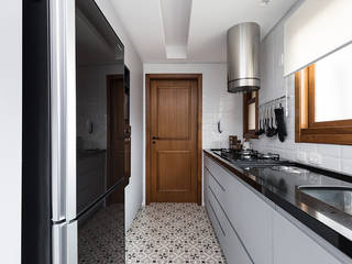 Cozinha Moderna com "Ar Retrô", Rabisco Arquitetura Rabisco Arquitetura キッチン収納 黒色