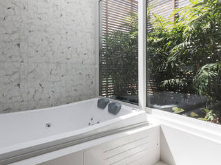 Suíte Master Luxuosa, Rabisco Arquitetura Rabisco Arquitetura Modern Bathroom Glass