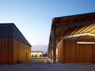 Ateliers & Hangars Agricoles, MFC Architecture MFC Architecture Country style garage/shed