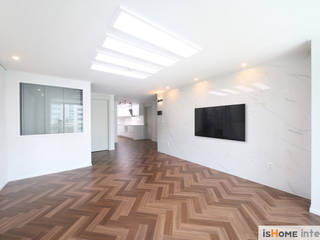 화이트 우드 인테리어의 새로운 시선 32평 부천아파트, 이즈홈 이즈홈 Scandinavian style living room Brown