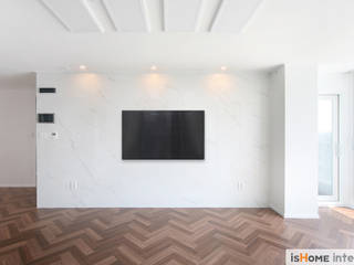화이트 우드 인테리어의 새로운 시선 32평 부천아파트, 이즈홈 이즈홈 モダンデザインの リビング 白色