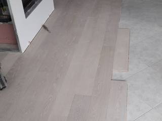 Fornitura e posa in opera di tavolato prefinito grigio chiaro, Soloparquet Srl Soloparquet Srl Living room Wood Wood effect