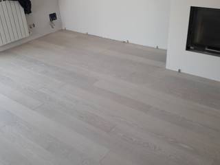 Fornitura e posa in opera di tavolato prefinito grigio chiaro, Soloparquet Srl Soloparquet Srl Salones de estilo moderno Madera Acabado en madera