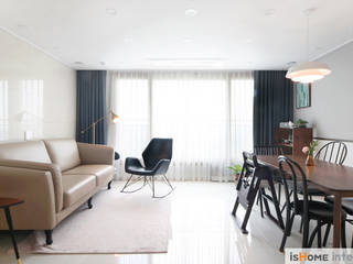 33평 새아파트 인테리어와 홈스타일링로 준 변화, 이즈홈 이즈홈 Rustic style living room