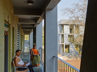 Sublime Ordinariness, DCOOP ARCHITECTS DCOOP ARCHITECTS Modern corridor, hallway & stairs