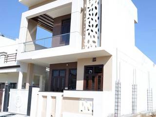 Residence at natraj colony , DESIGN AHEAD ARCHITECTS DESIGN AHEAD ARCHITECTS Bungalov Beton
