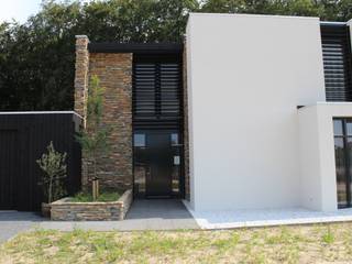 Moderne Villa met Natuurgevelsteen, Natuurgevelsteen Natuurgevelsteen Paredes y suelos de estilo moderno