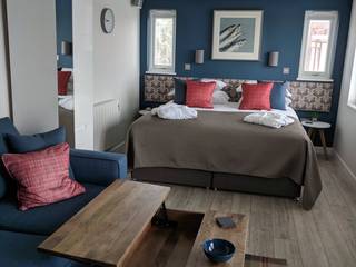 Article By the Garden Room Guide - Choose Offsite Construction, Building With Frames Building With Frames Rustic style bedroom Wood