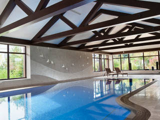 Дом в стиле современного шале с водоемом и садом, AMG project AMG project Ausgefallene Pools