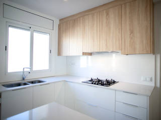 Reforma integral en El Prat de Llobregat , Grupo Inventia Grupo Inventia Built-in kitchens Wood-Plastic Composite