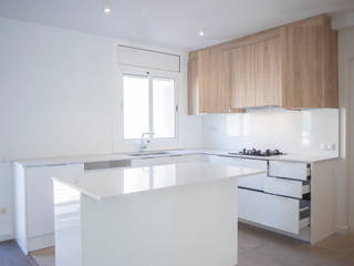 Reforma integral en El Prat de Llobregat , Grupo Inventia Grupo Inventia Built-in kitchens Wood-Plastic Composite