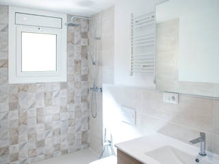 Reforma integral en El Prat de Llobregat , Grupo Inventia Grupo Inventia Mediterranean style bathrooms Tiles