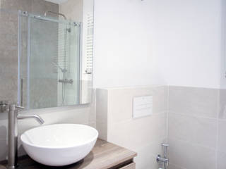 Reforma integral finalizada en calle Casanova de Barcelona, Grupo Inventia Grupo Inventia Modern bathroom Tiles